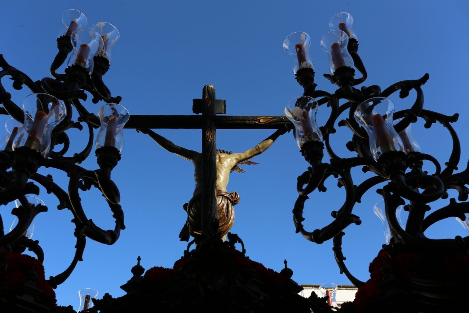 El Santísimo cristo de la Misericordia, nada más salir a la calle tras abrirse las puertas de la Prioral.