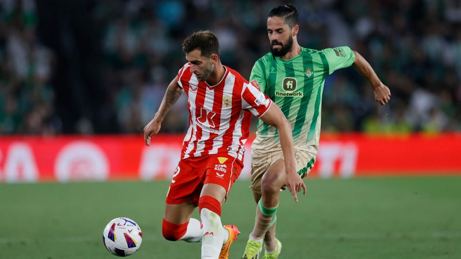 Leo Baptistao e Isco luchan por el balón en esta cita liguera.