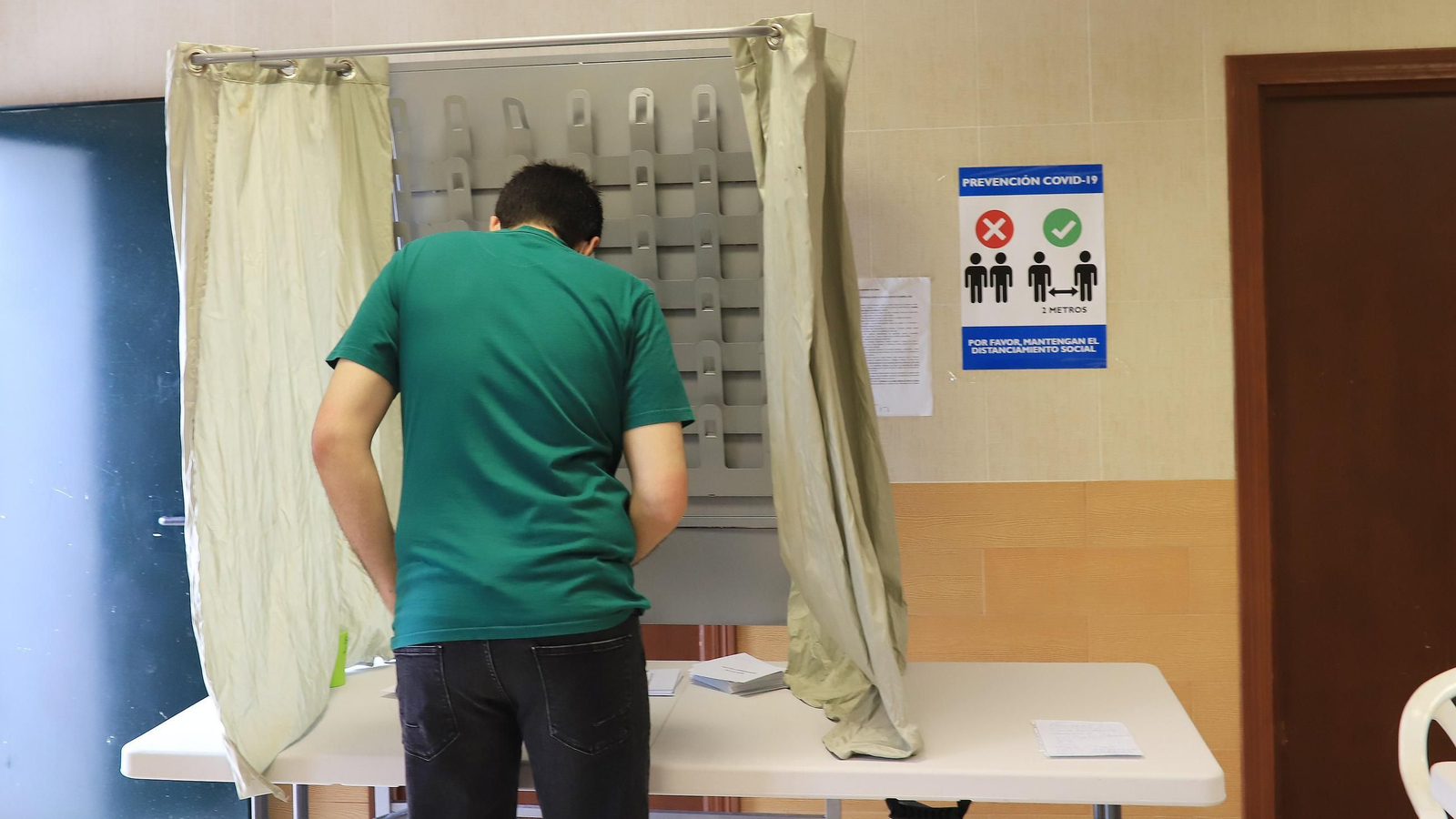 Un vecino de La Corta participando en las elecciones en las barriadas rurales celebradas en 2021.
