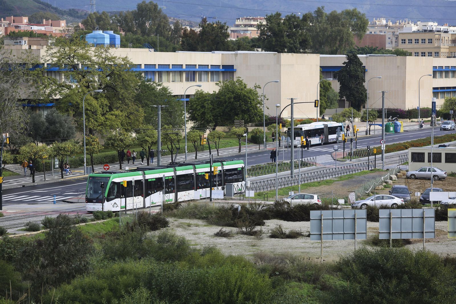 Vista de uno tren del Metro y un autobús de la EMT, en el campus de la Universidad.
