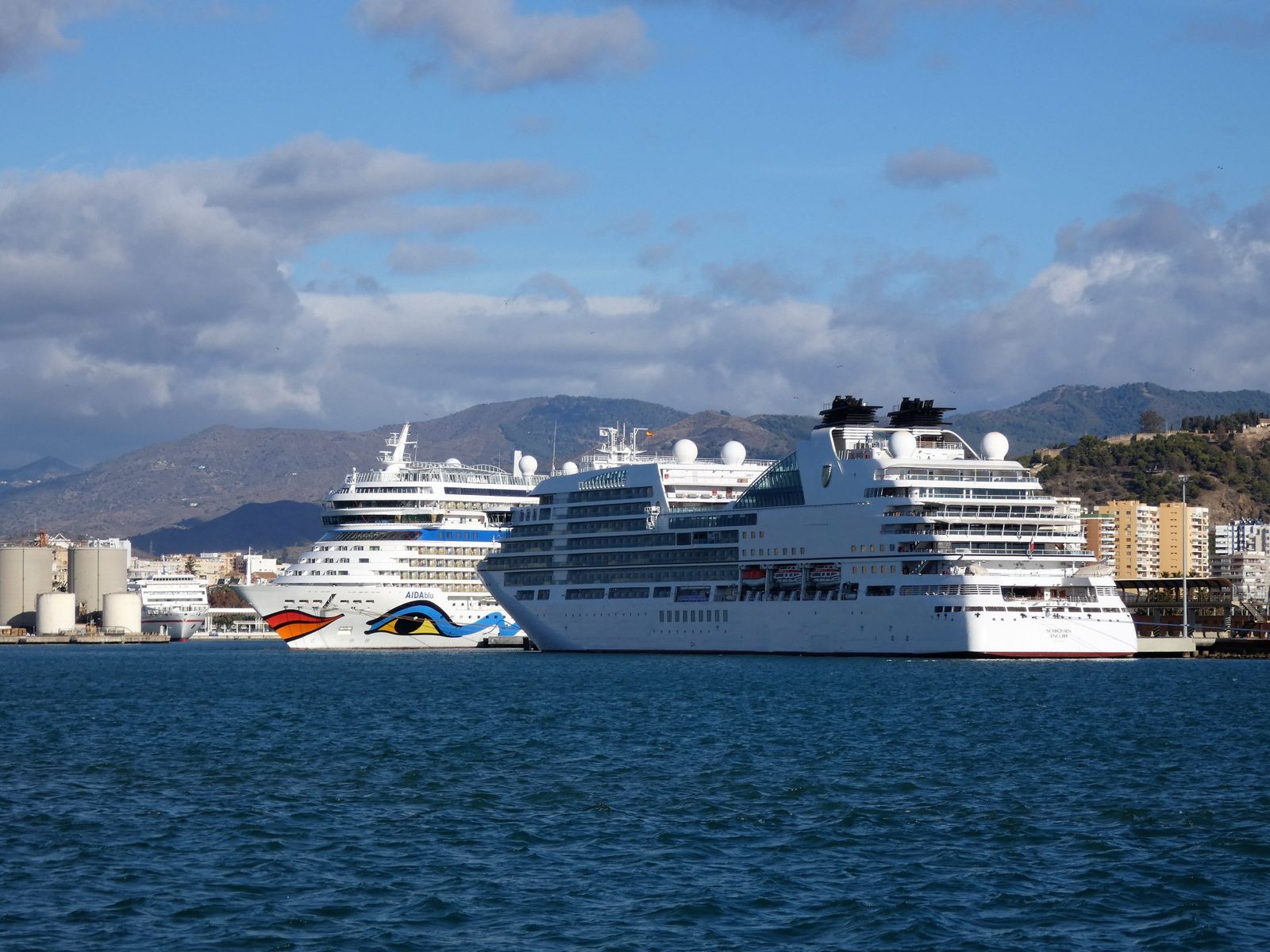 'Seabourn Encore' y 'AIDAblu' estrenando este miércoles la actividad crucerística malagueña.