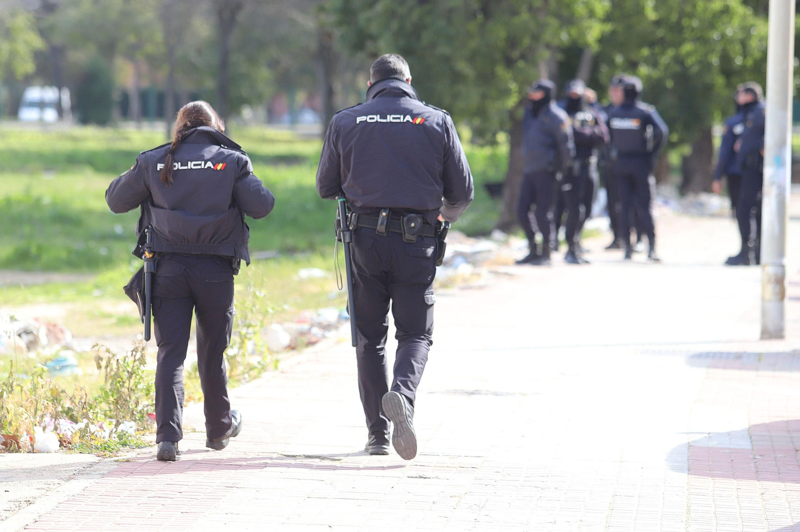 Imágenes del atrincherado que amenazaba con hacer estallar una bombona en el Torrejón, Huelva