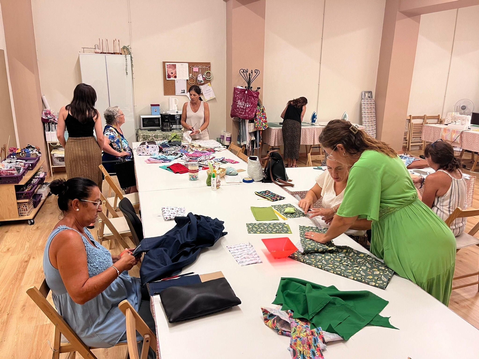 Las costureras creando los estuches.