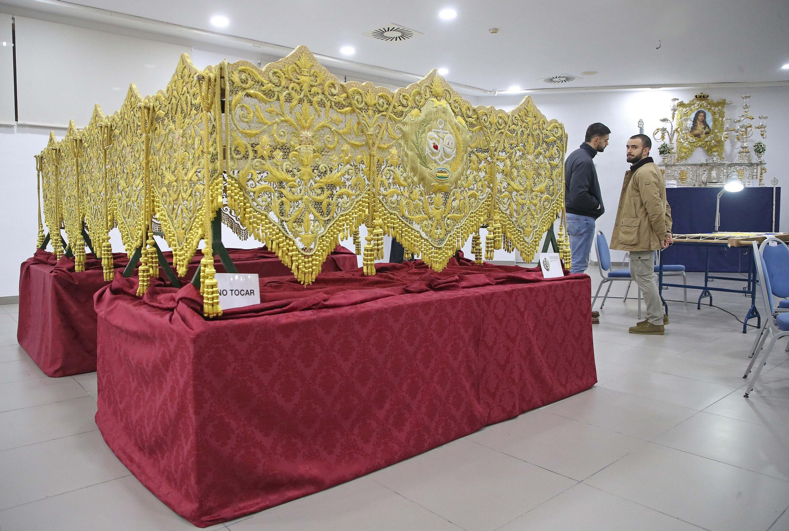 Fotos de la exposición de enseres cofrades en La Línea