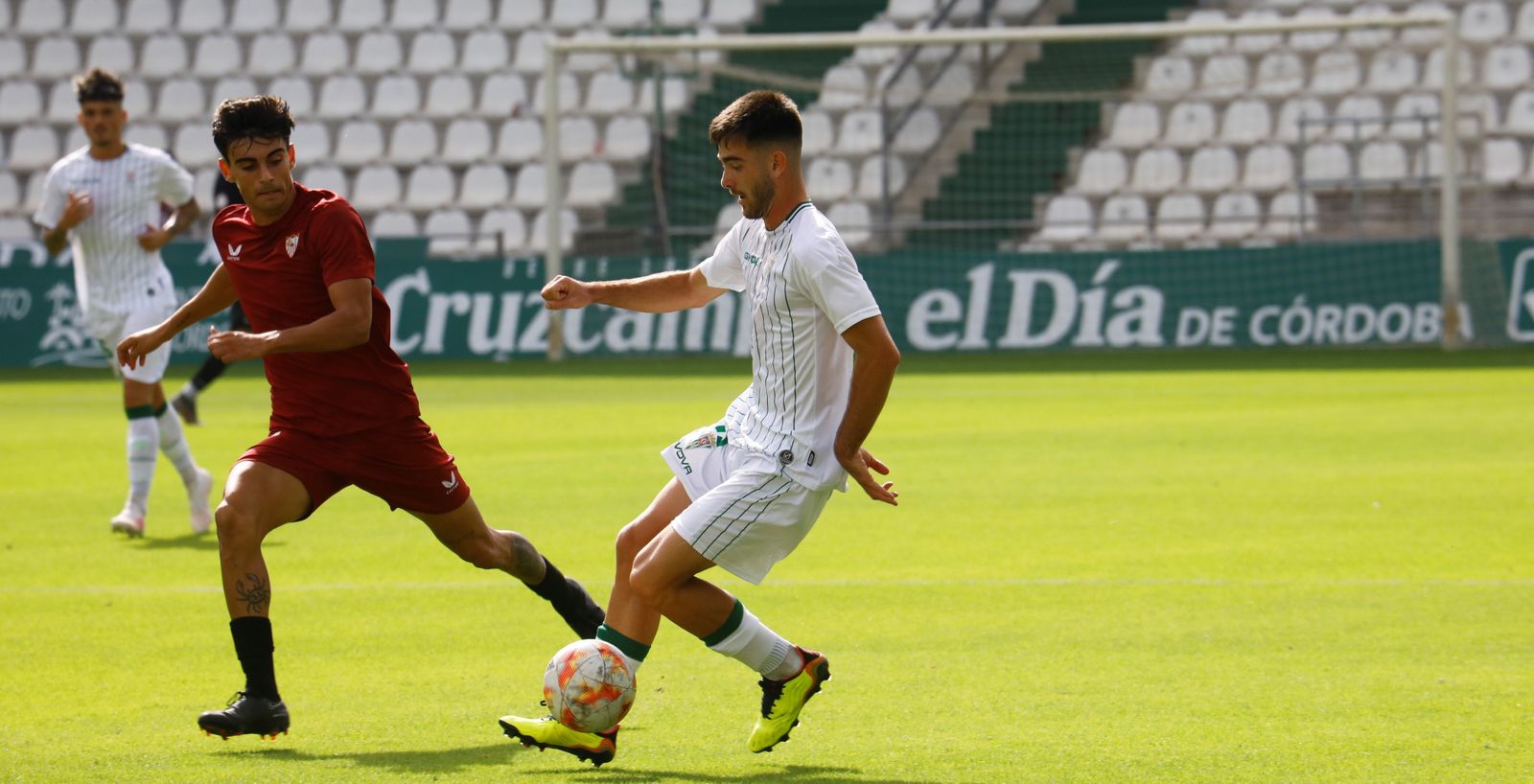 Un lance del Córdoba B - Sevilla C, el último partido del filial blanquiverde en El Arcángel.
