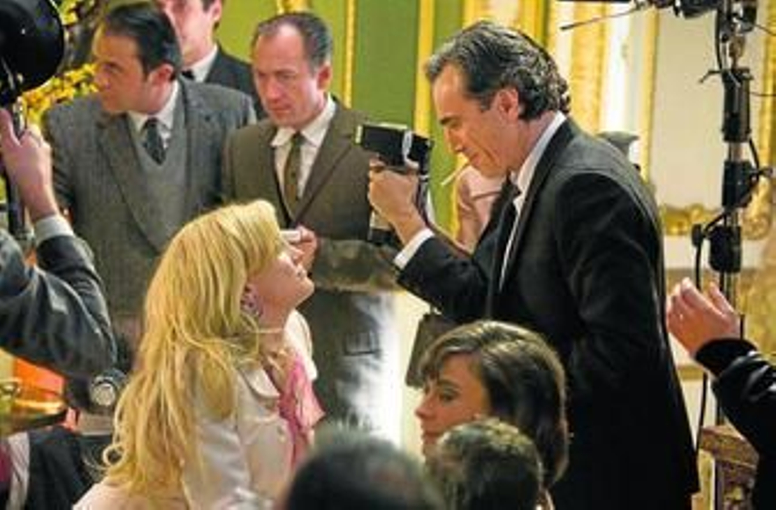 El actor irlandés Daniel Day-Lewis junto a Kate Hudson en una escena de la película.