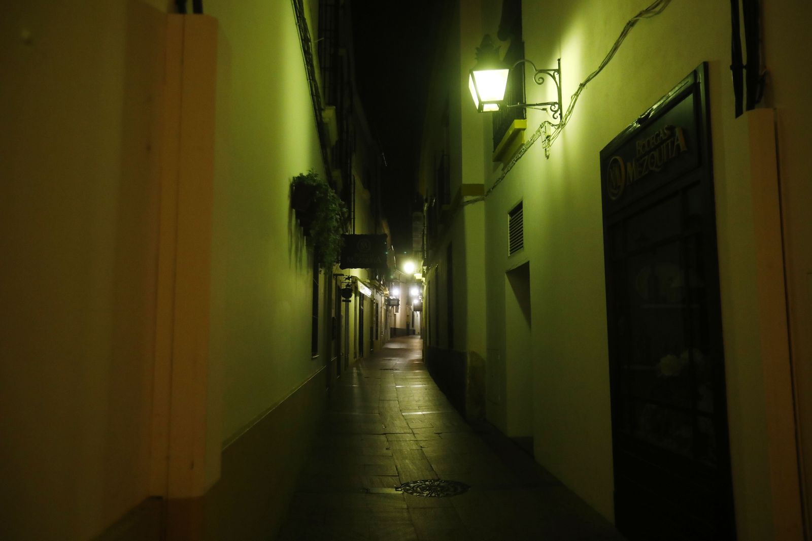 Fotografías: Un paseo por la solitaria Córdoba del toque de queda