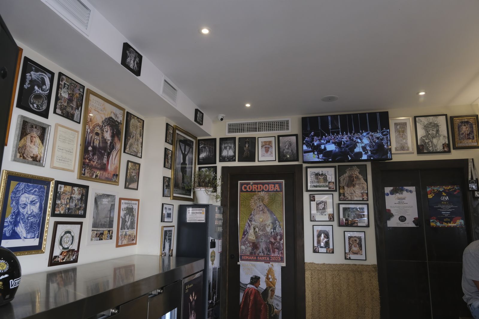 Numerosos carteles de Semana Santa decoran el interior de La Bendita Locura