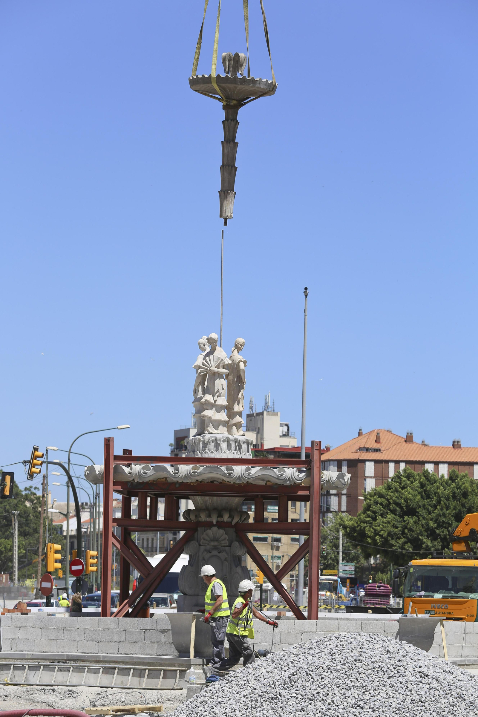 Fotos de la fuente de las Tres Gitanillas, que ya luce en la Avenida de Andalucía de Málaga