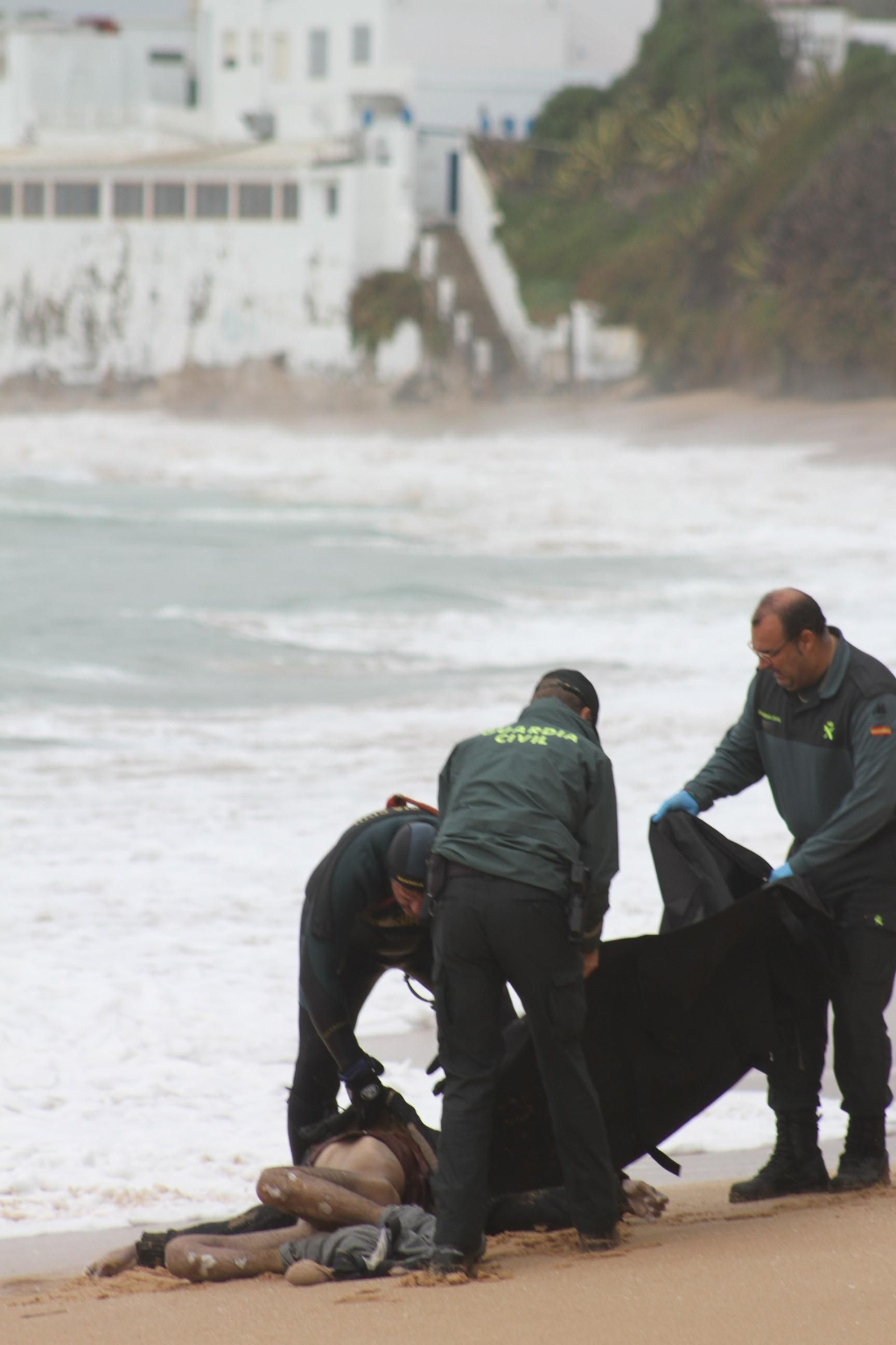 Rescatado un nuevo cadáver tras el naufragio de una patera en Los Caños