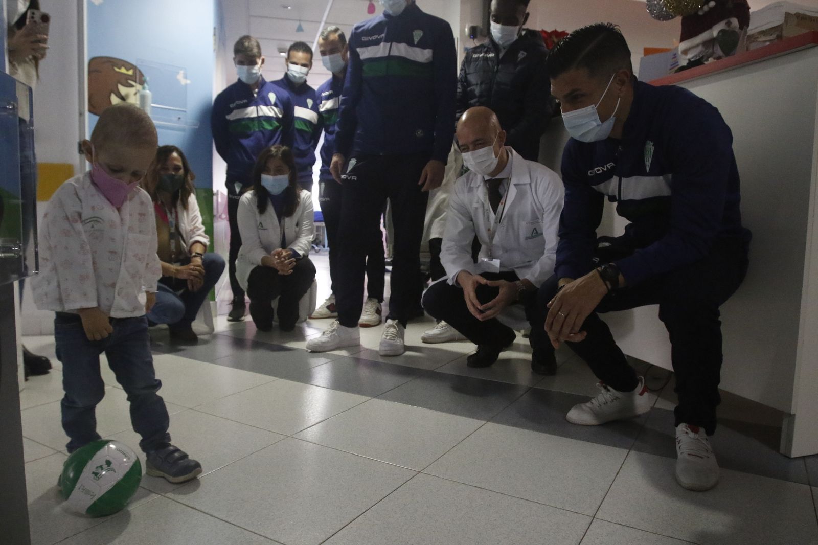La visita del Córdoba CF al Hospital Reina Sofía, en imágenes
