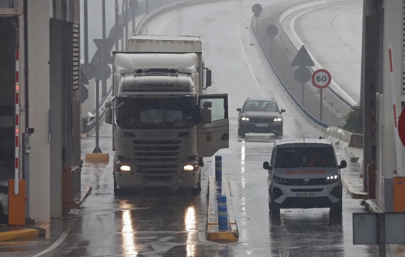 Fotos de la borrasca Joseph: Rachas de 100 km/h cierran el Estrecho y colapsan el Puerto de Algeciras