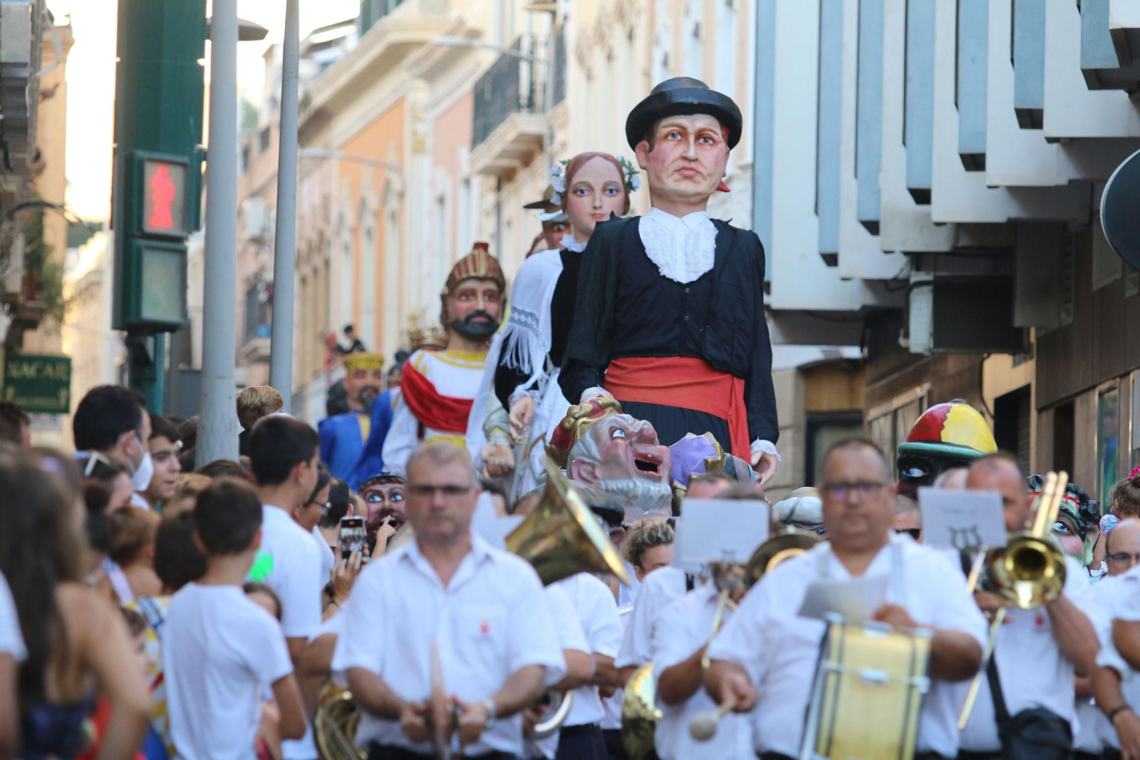 La Batalla de las Flores ha regresado inundando Almería de claveles