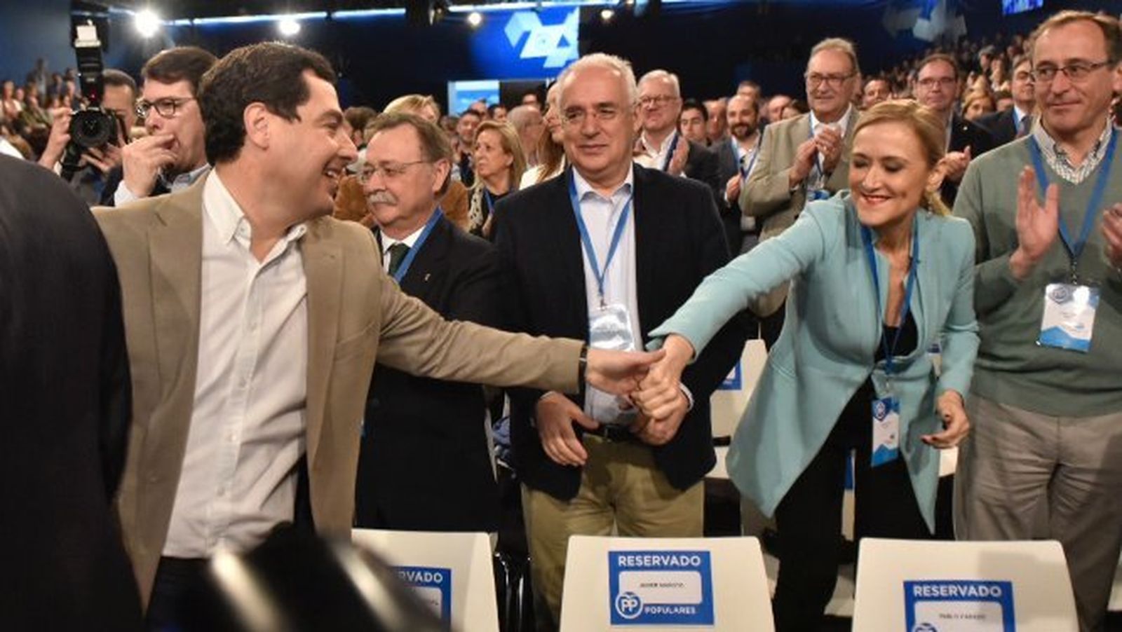 Cristina Cifuentes y Juanma Moreno se saludan en la convención del PP en Sevilla.