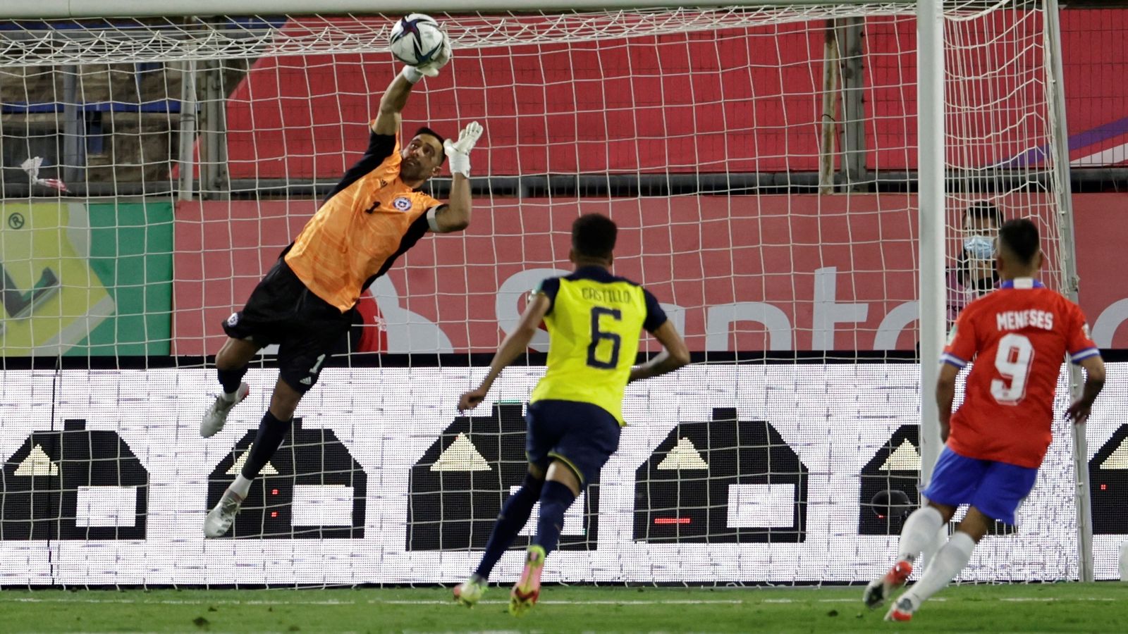 Claudio Bravo despeja un lanzamiento de falta.