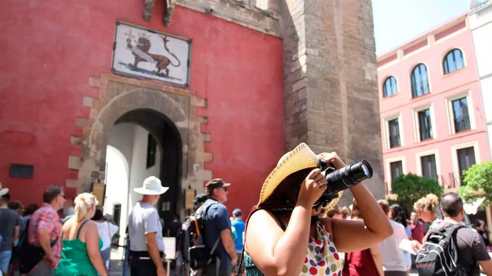 turistas frente a la Puerta del León en el Real Alcázar de Sevilla
