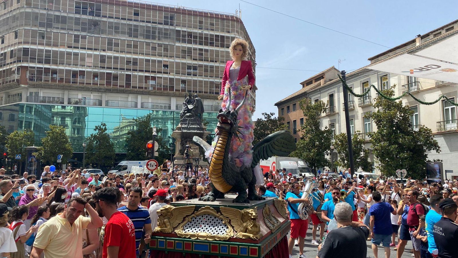 La Tarasca en el Corpus de Granada 2022, entra en Gran Vía.