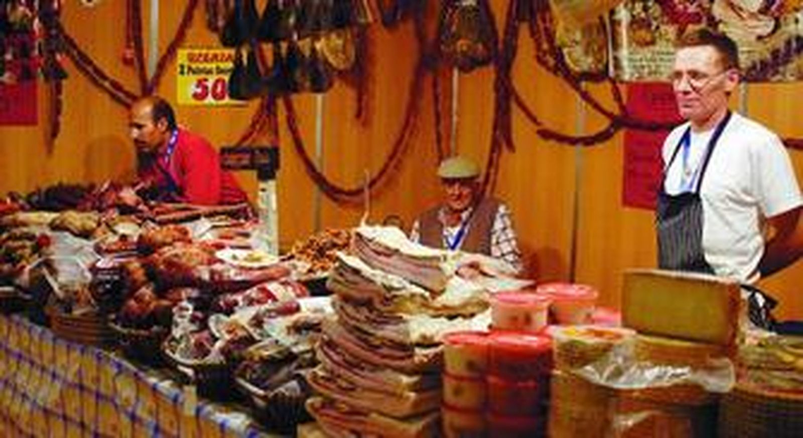 Despacho de productos típicos de la Sierra en una feria artesanal.