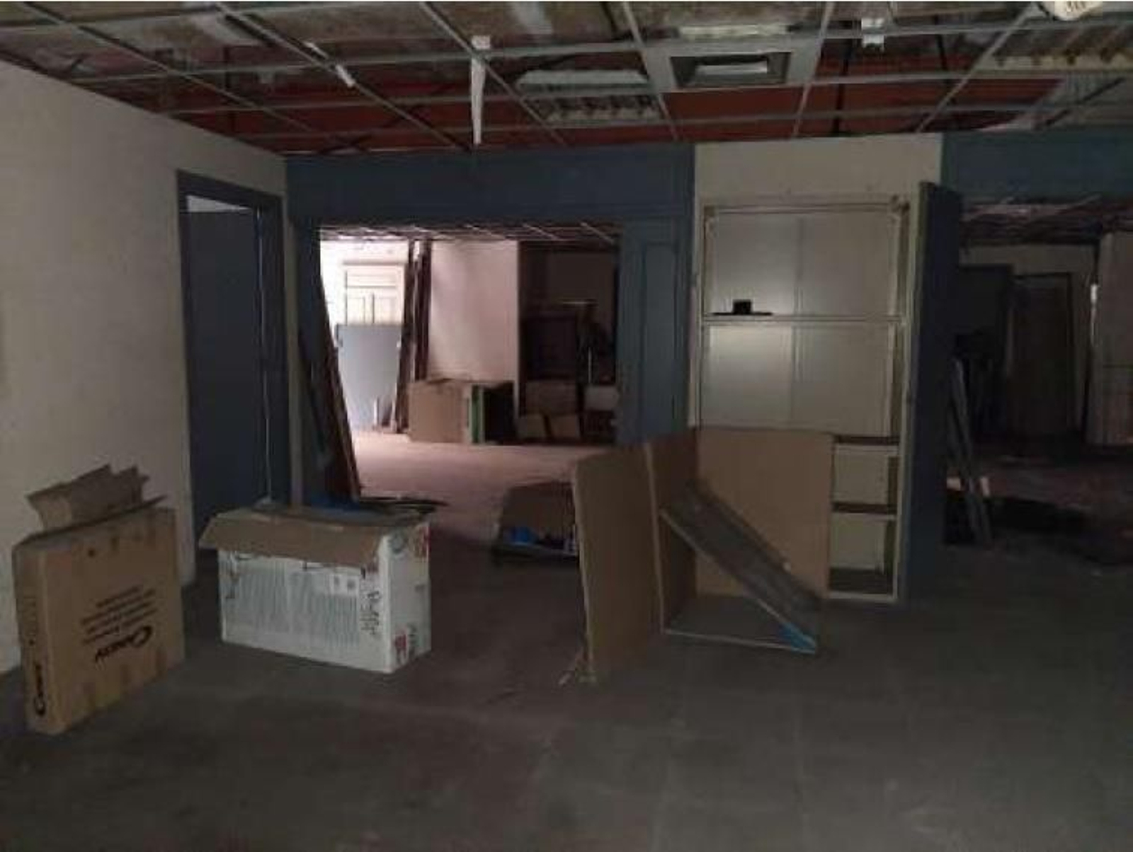 Suciedad acumulada en la antigua biblioteca de la calle Alfonso XII