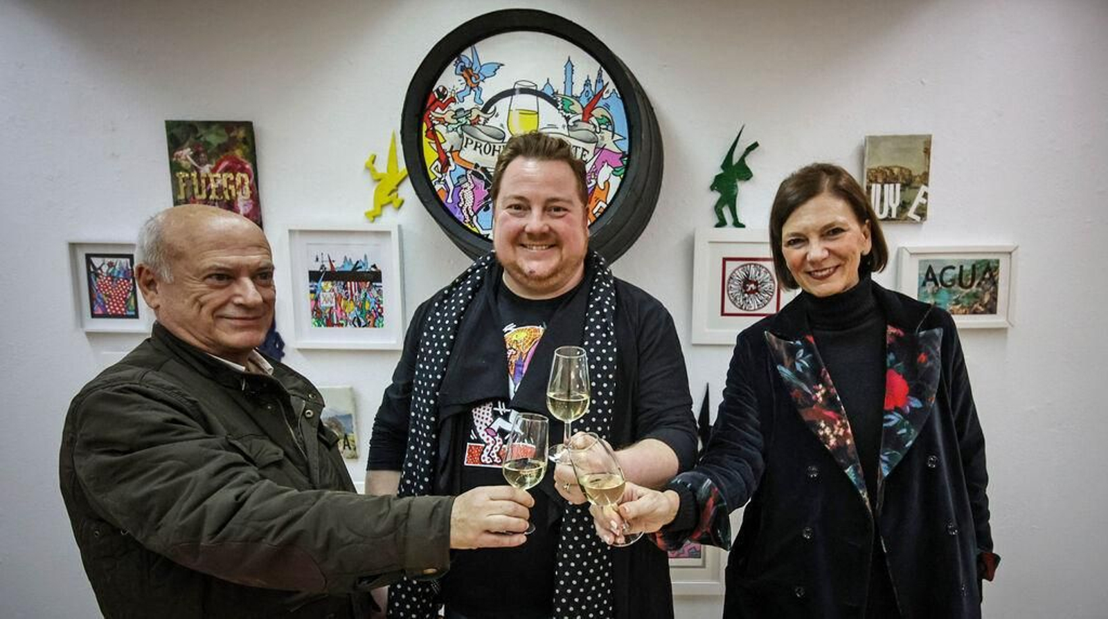 Brindis inaugural protagonizado por el coordinador de la sala, Bernardo Palomo; el artista, Agustín Israel; y Carla Puerto, representante de la delegación de Cultura.