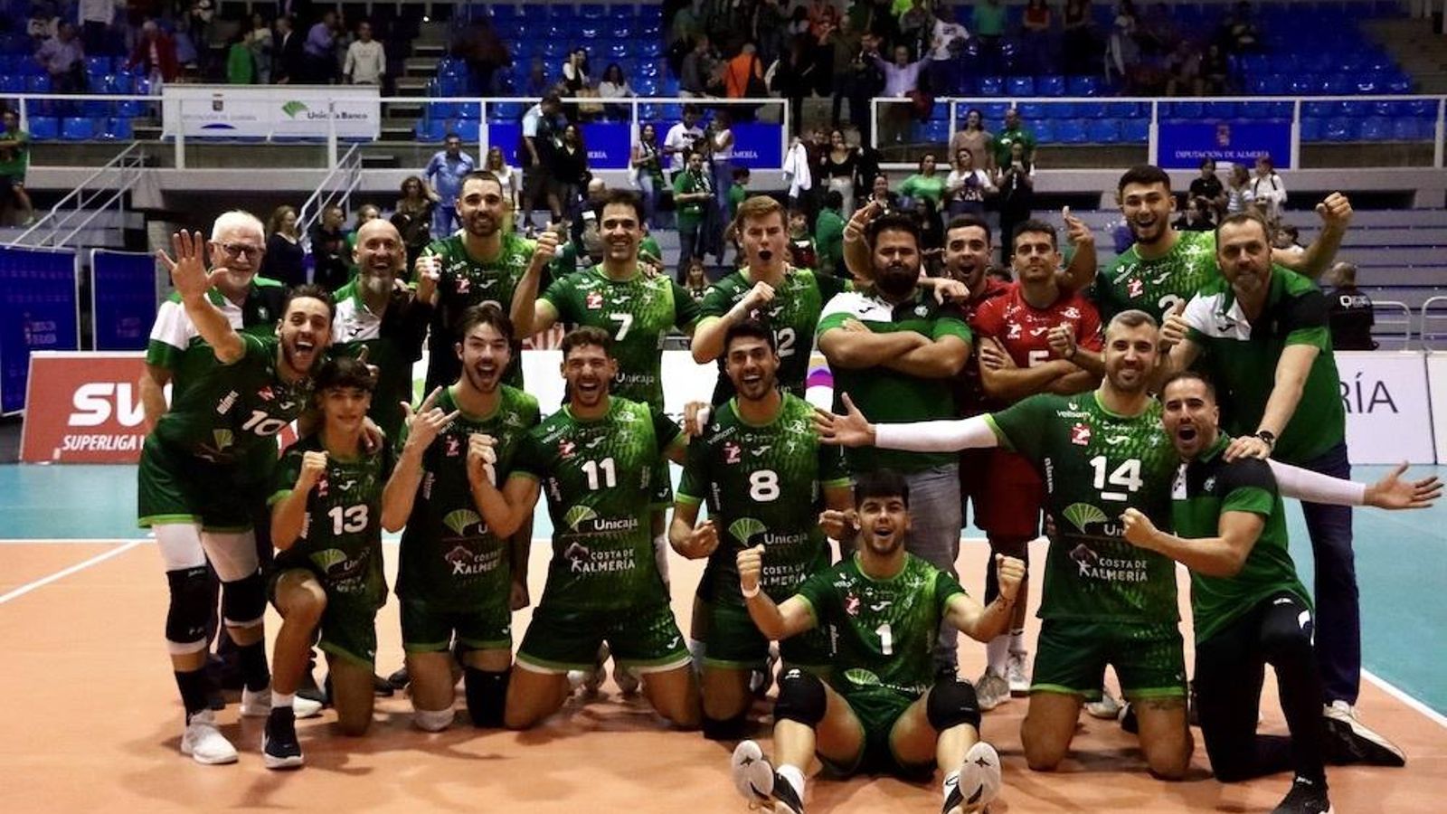 La plantilla de Unicaja Costa de Almería celebrando la victoria contra Volei Villena Petrer