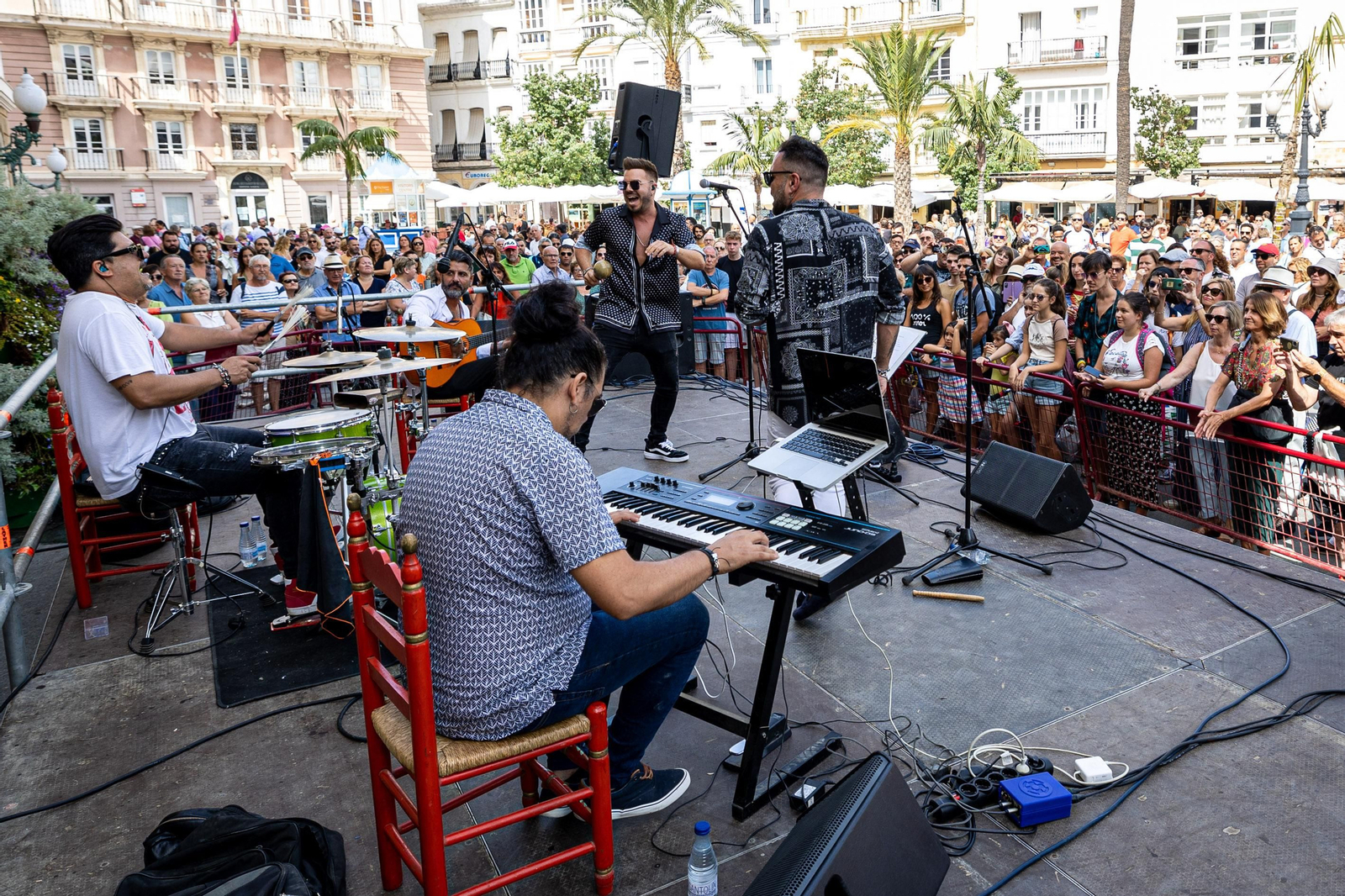 Búscate en SailGP Cádiz: La ciudad disfruta del ambiente del domingo con las actividades, las carreras y los bares