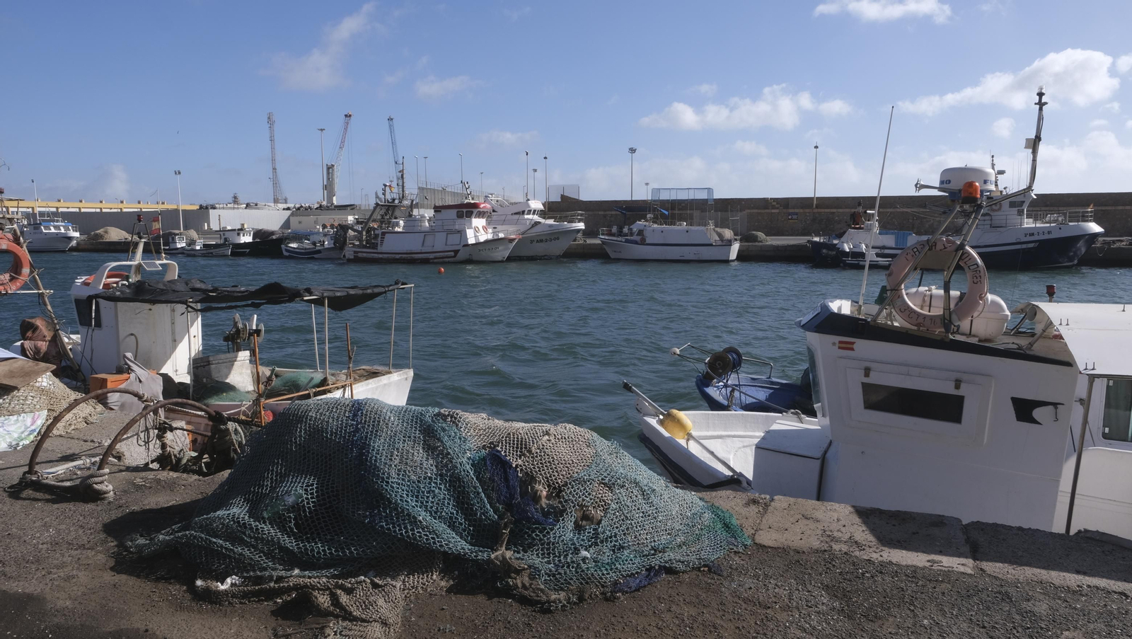 Temporal de viento y flota pesquera amarrada, en Almería