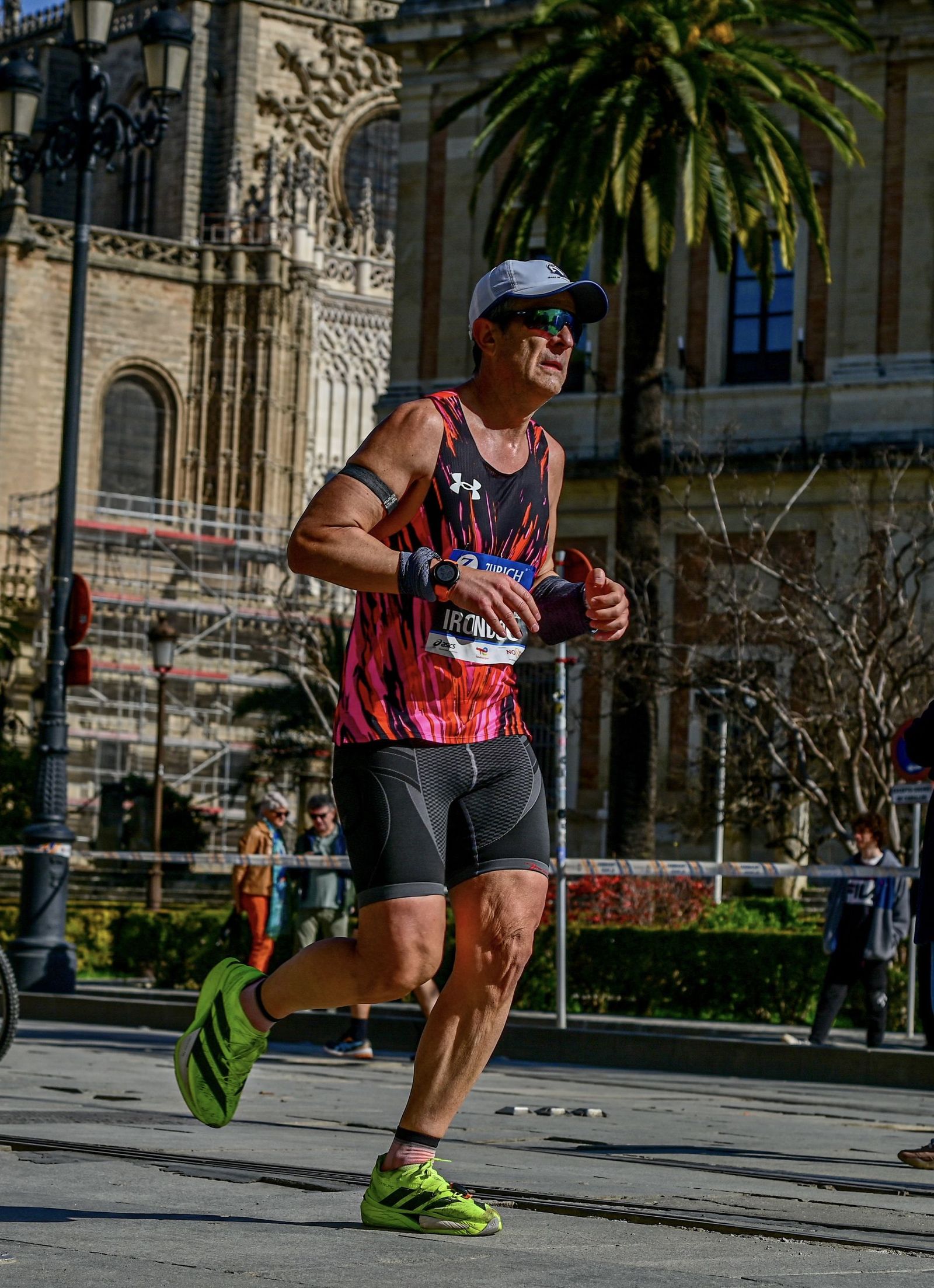 El doctor avanza en la carrera por las calles del centro histórico de la capital andaluza.