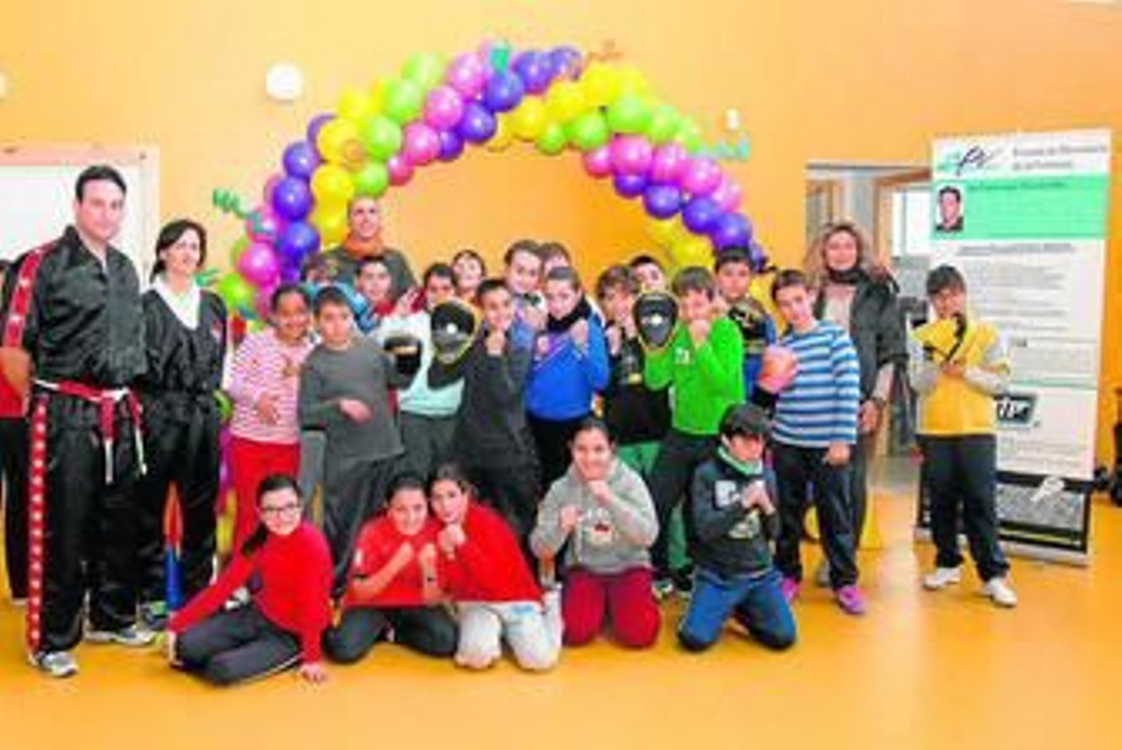 Varios alumnos del Casal Carrillo, ayer, en los talleres de defensa personal.