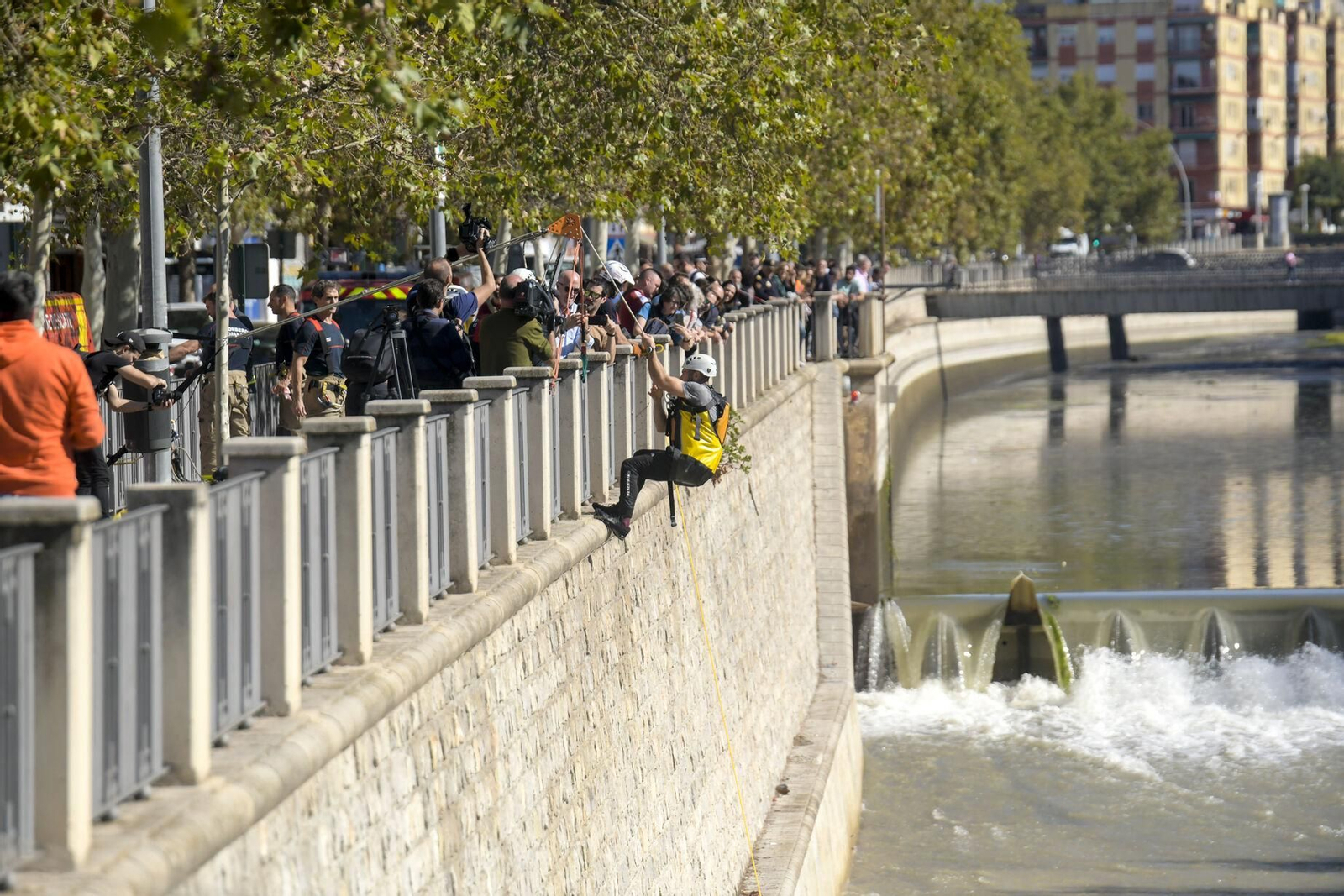 Así ha sido el simulacro de rescate en el río Genil de Granada
