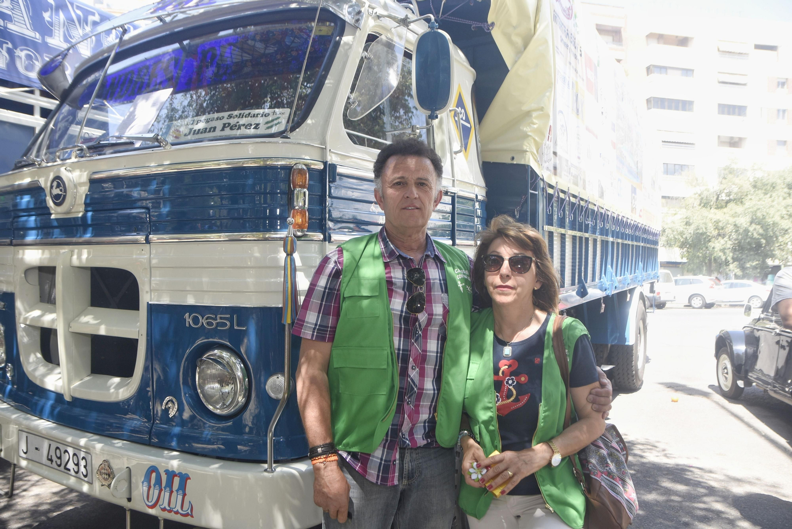 Juan Pérez y Toñi Serrano posan junto al camión.