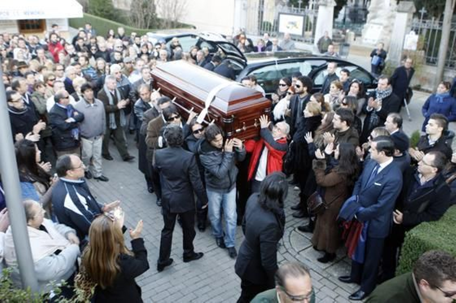 Imágenes de emoción y dolor en el sepelio del cantaor granadino. / Miguel Ángel Molina · EFE · AFP