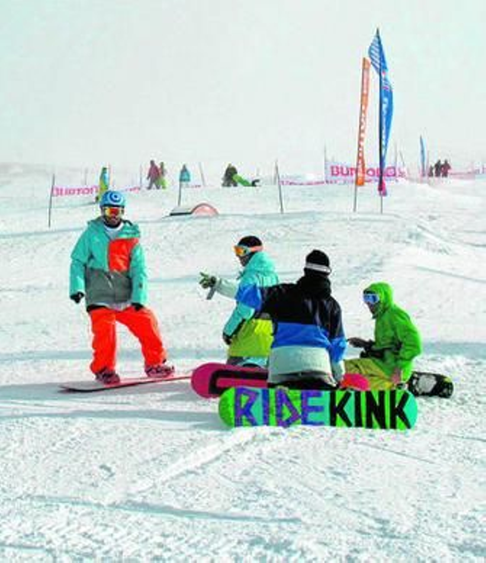 Un grupo de jóvenes en el 'Burton progression park', inaugurado este fin de semana.