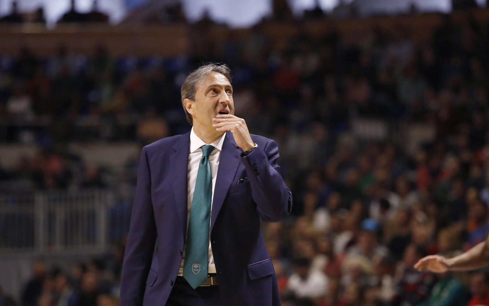 Luis Casimiro contempla el partido.