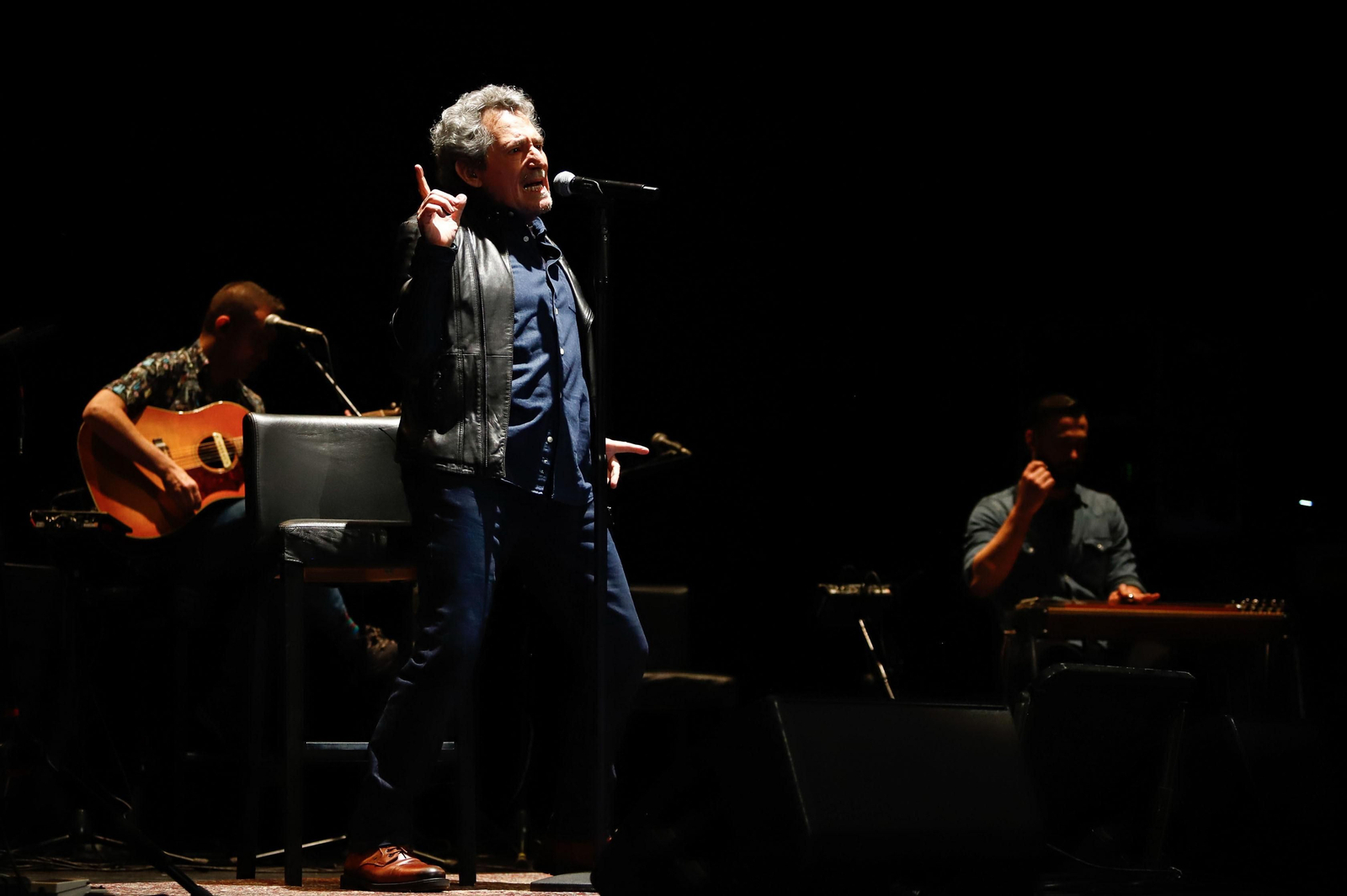 Miguel Ríos entrega un legado al Instituto Cervantes y ofrece un concierto en el Teatro Isabel la Católica