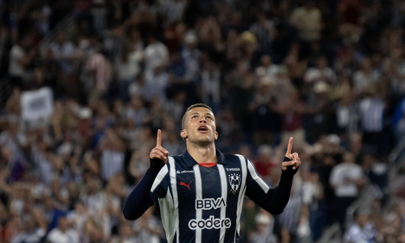 Nelson Deossa celebra un gol con la camiseta del Monterrey en un encuentro ante el Guadalajara del torneo Clausura 2025.