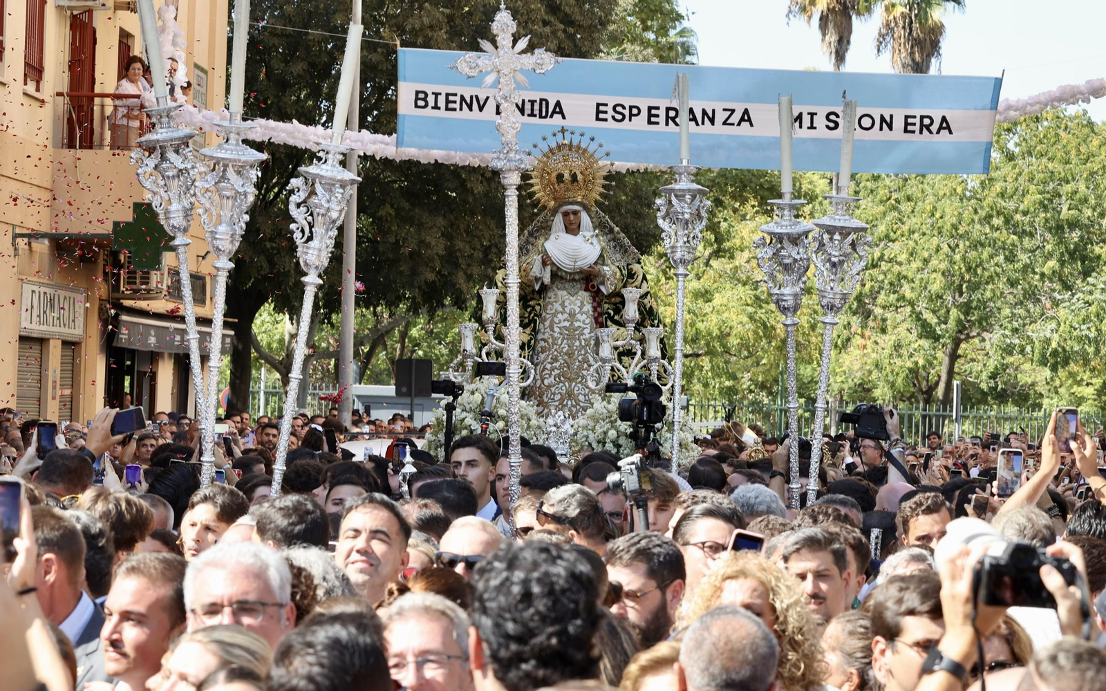 Fotos de la Misión de la Esperanza de Triana: del Tiro de Línea a las Letanías