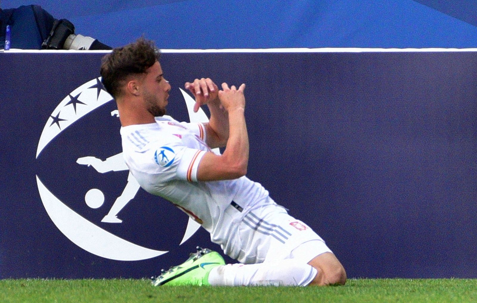 Javi Puado celebra un gol con la selección sub 21.