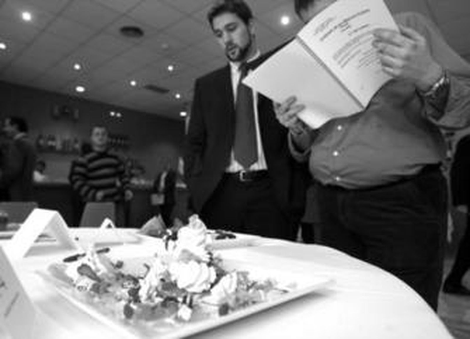 Uno de los postres aparece preparado en una mesa en la Escuela de Hostelería.
