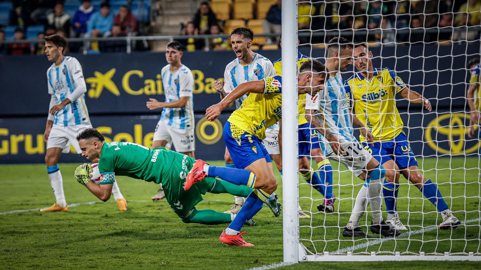 Una acción del Cádiz-Málaga de la primera vuelta.