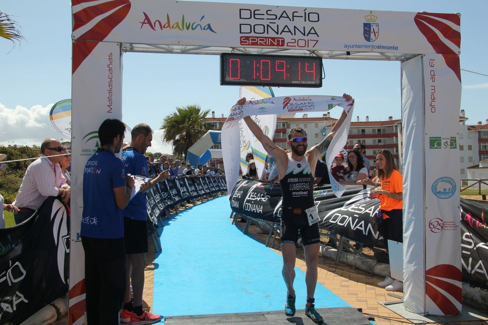 Pedro Lumbreras, entrando vencedor en la meta.