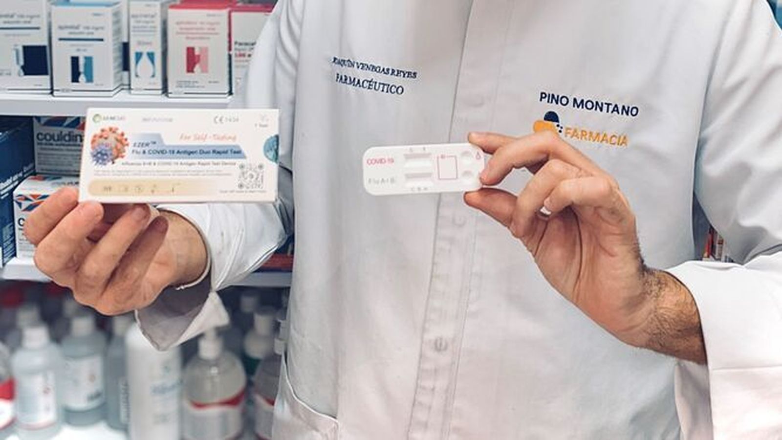 El farmacéutico Joaquín Venegas muestra los doble test Covid-gripe en su farmacia en Pino Montano.