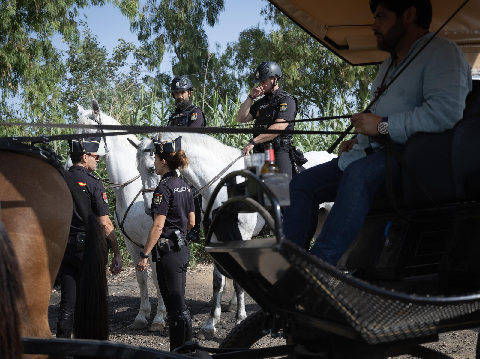 El cruce de las hermandades del Rocío por la barcaza de Coria, bajo el dispositivo de seguridad de la Policía Nacional