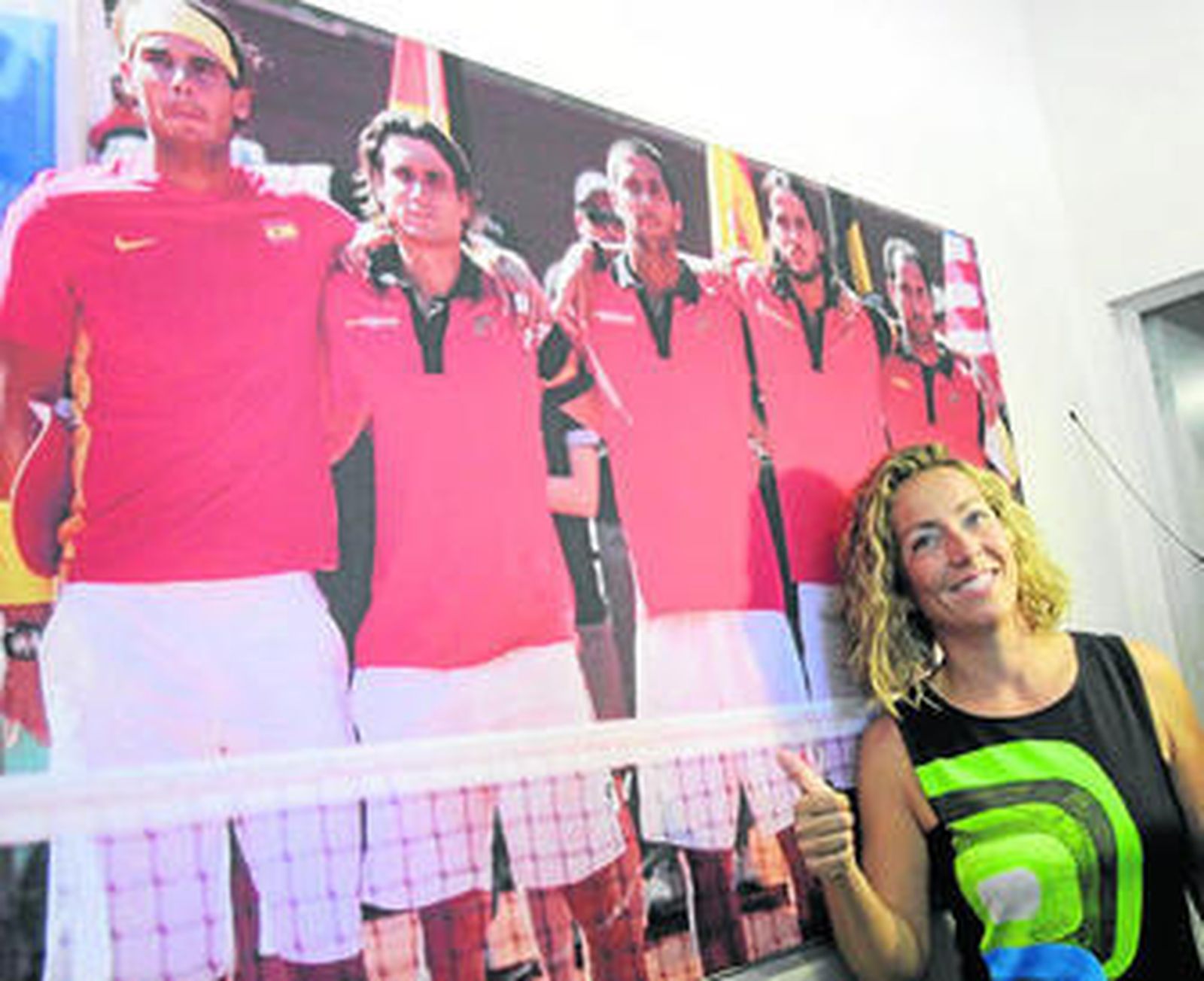 Gala León señala una foto del equipo español de la Davis con Nadal, Ferrer, Verdasco, Feliciano y Costa.