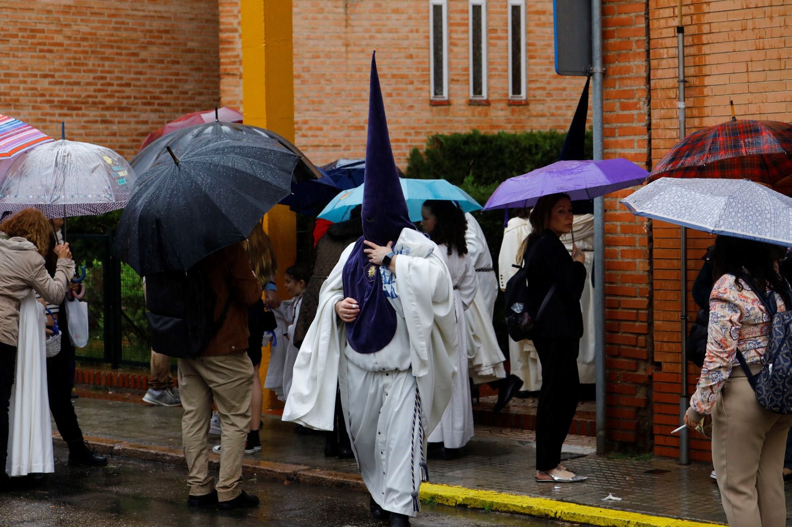 La lluvia frustra la salida de la hermandad de la Estrella el Lunes Santo, en imágenes