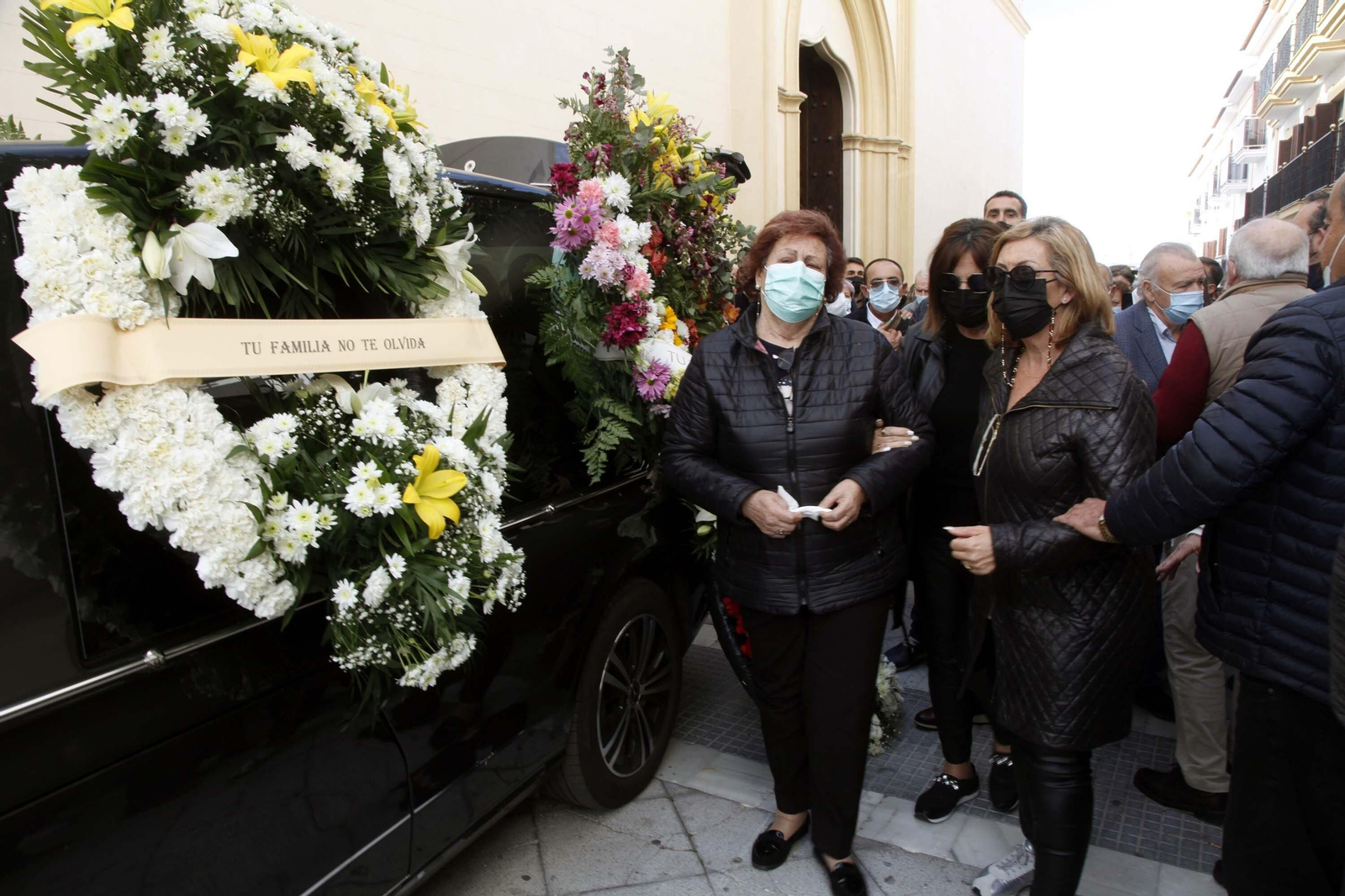 La viuda de Juan Antonio Cordero, en el centro, arropada por otros familiares este miércoles en Lepe