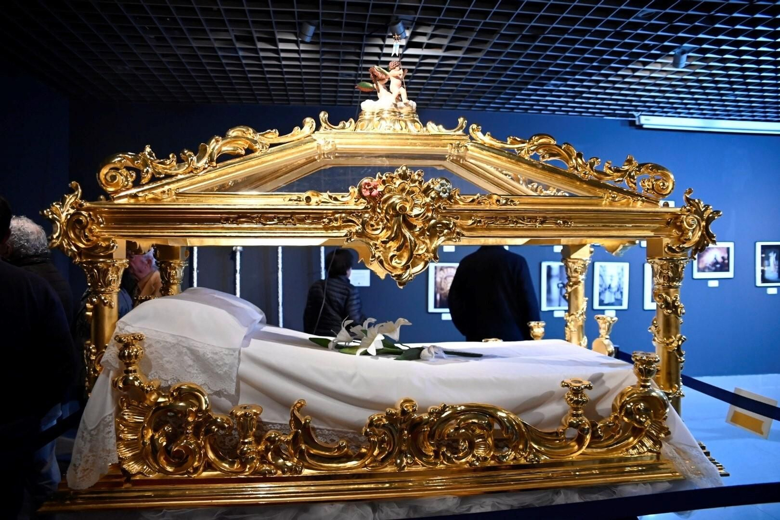 La exposición de las cofradías de Córdoba en la Fundación Cajasol, en imágenes