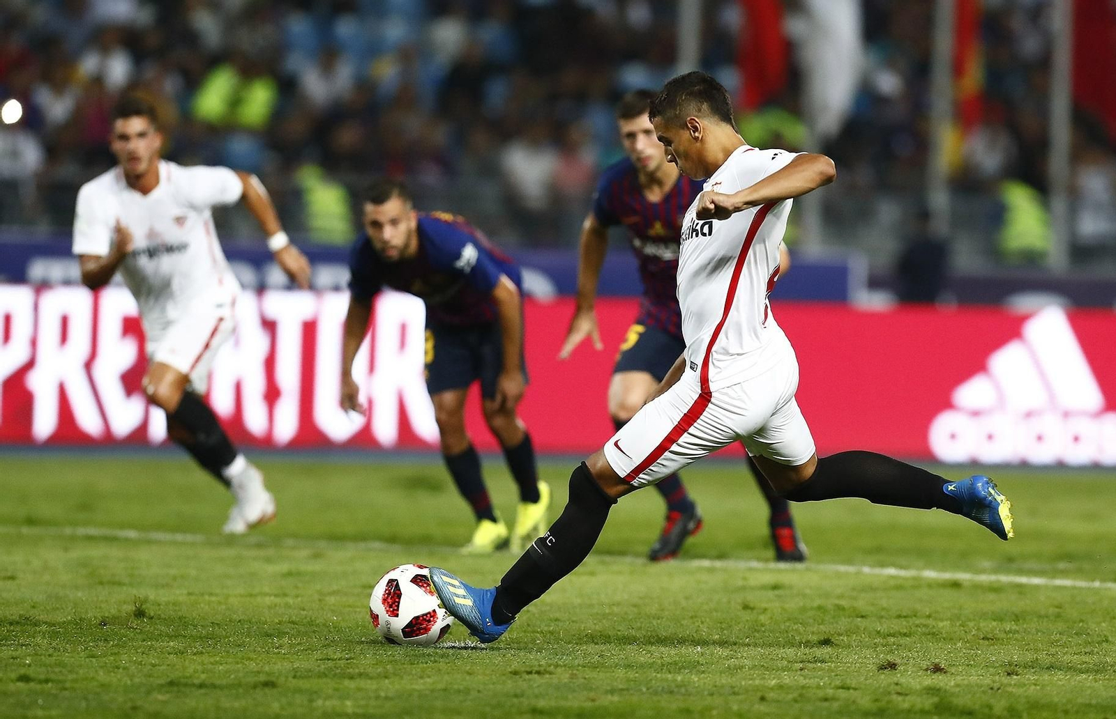 Ben Yedder, justo en el momento de fallar el penalti que hubiera forzado la prórroga en la Supercopa.