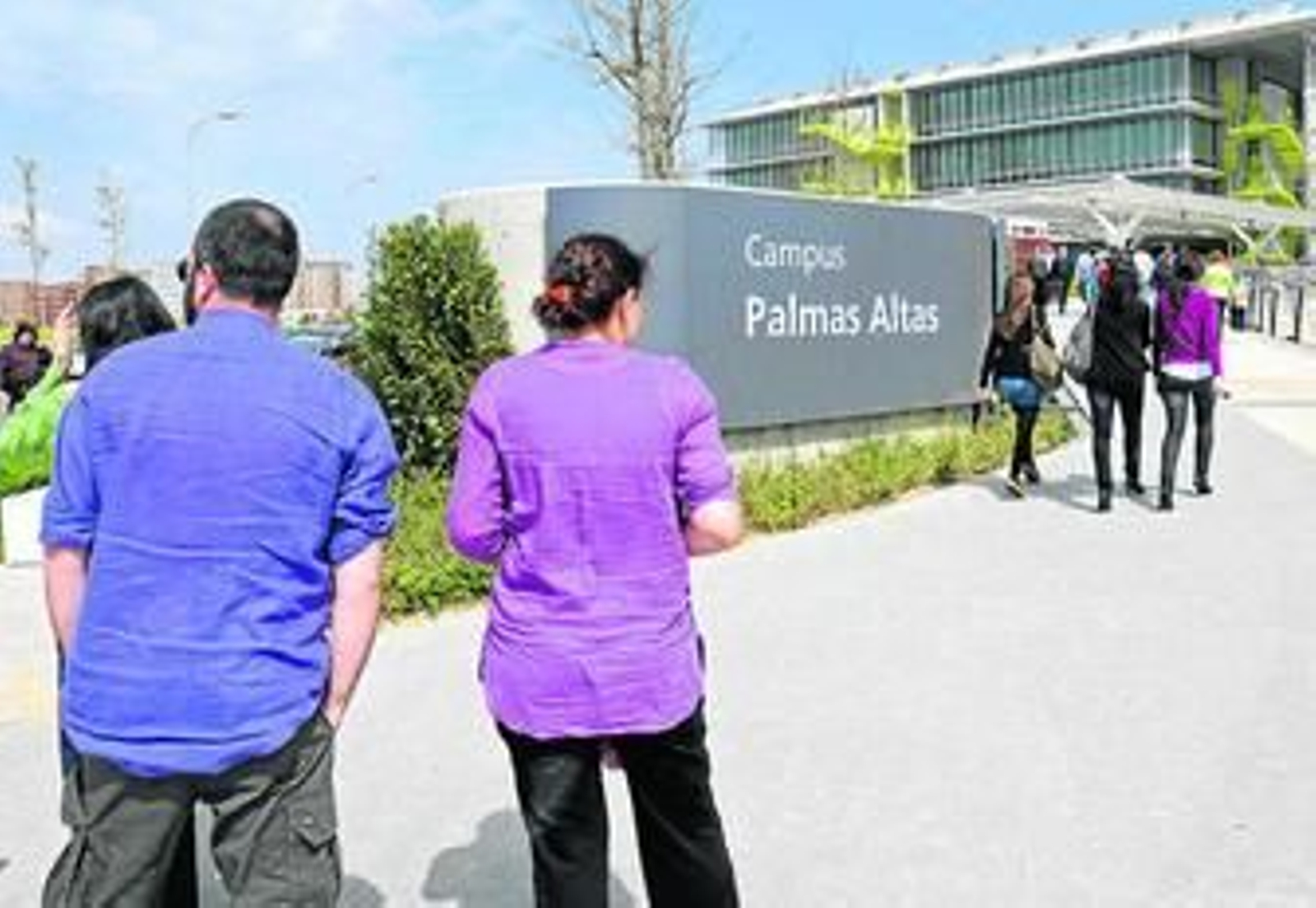Estudiantes entrando en el Campus de la Universidad Loyola de Sevilla, en Palmas Altas.