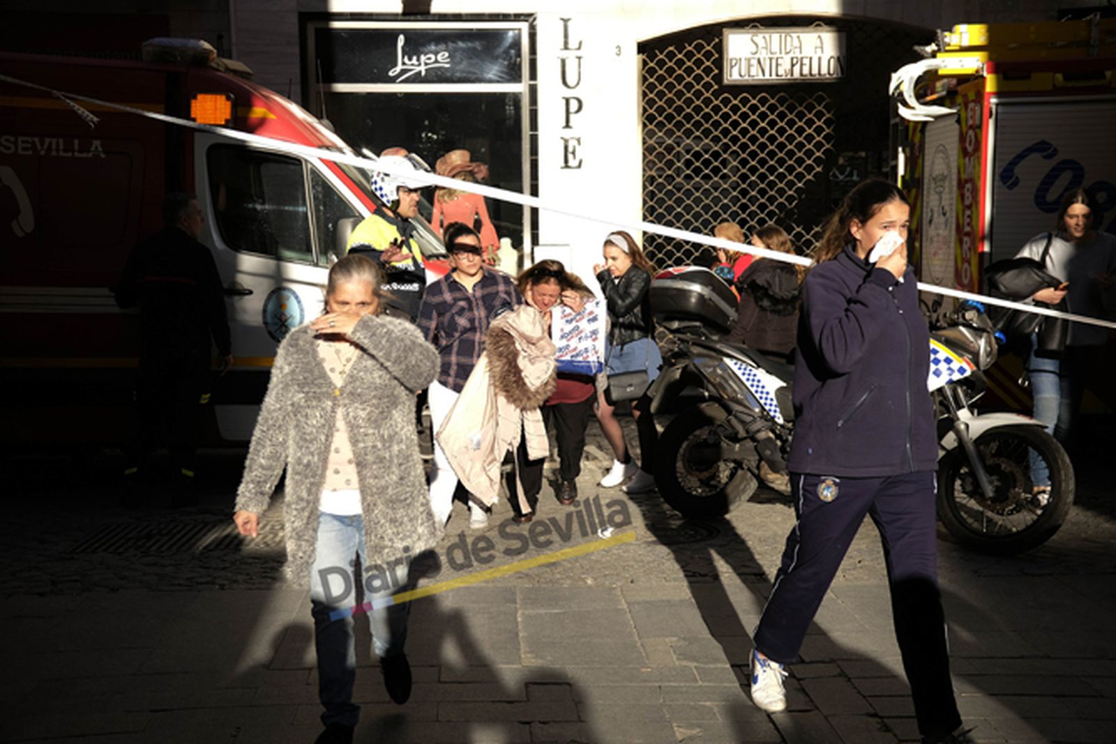 Un grupo de mujeres son conducidas por agentes fuera de la calle Cuna.